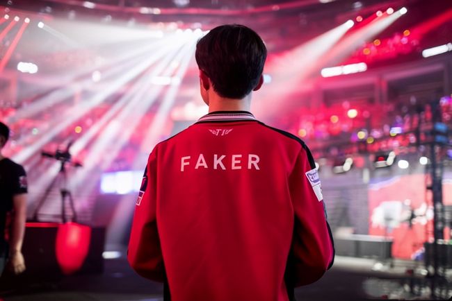 Uzi微博分享健身照片：上海最近下雨，跑的很爽